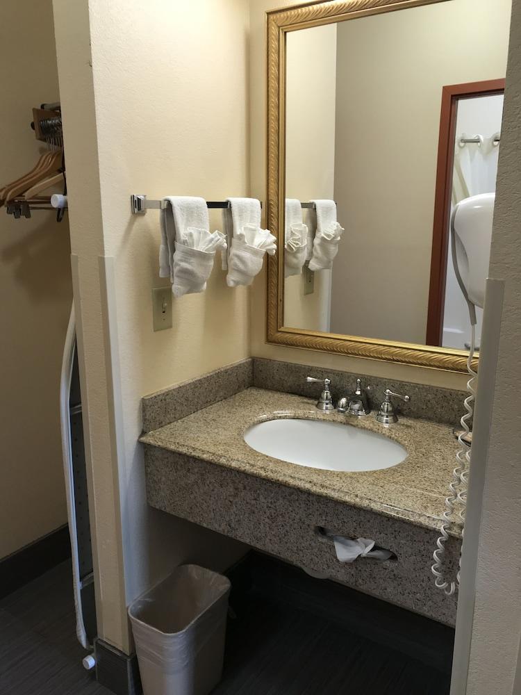 Econo Lodge Brunswick Travel Center photo 22