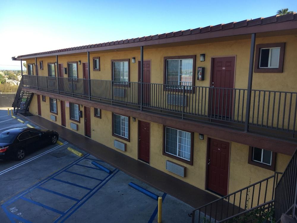 Satellite Motel photo 1