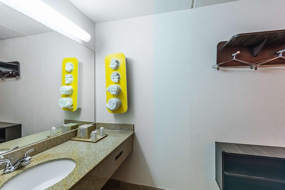 Motel 6 Cleveland, TX photo 14