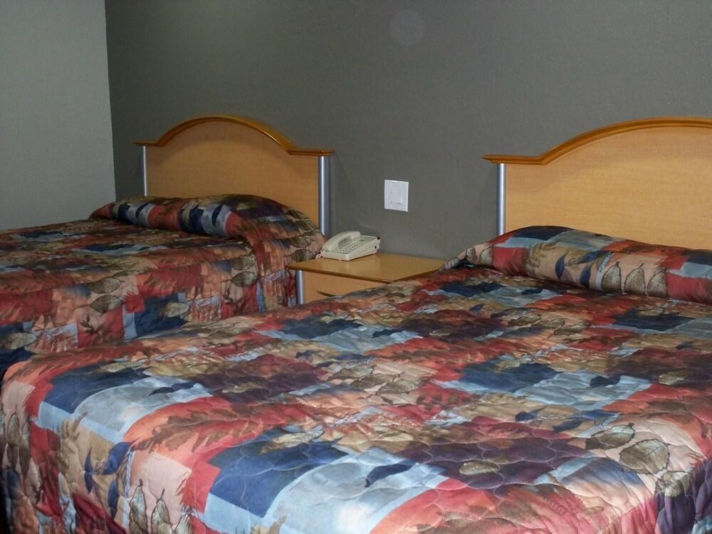 Scottish Inn & Suites photo 22