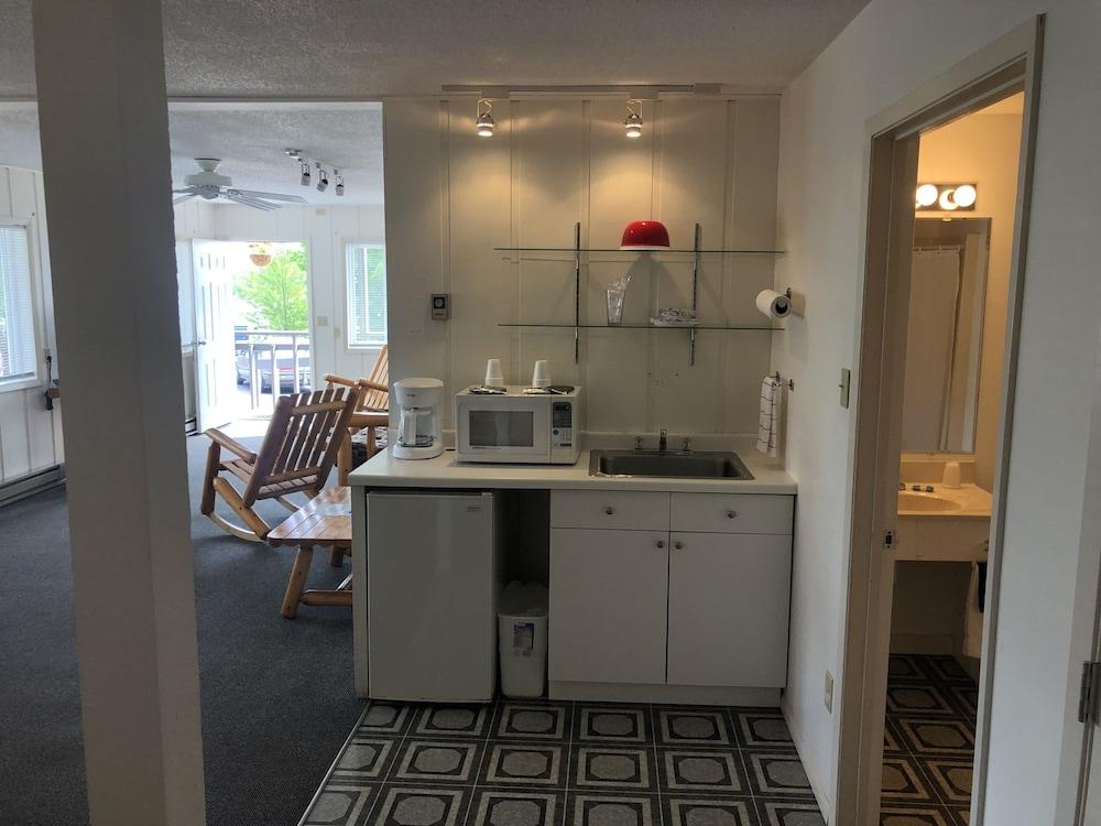 Harbor's Edge Motel photo 35