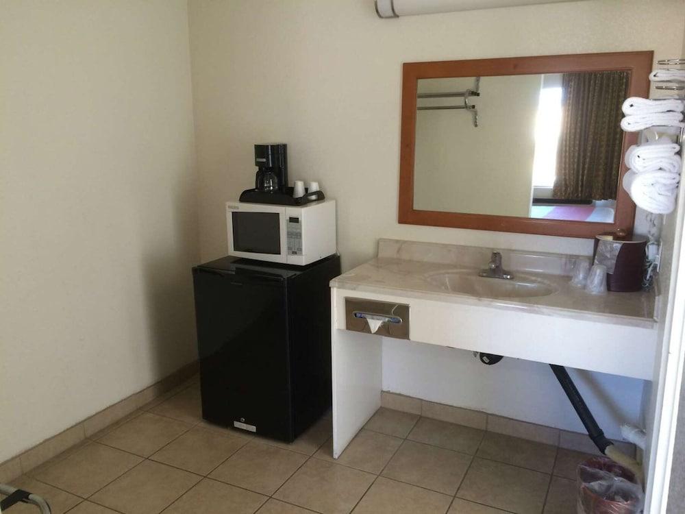 Vagabond Inn Hemet photo 14