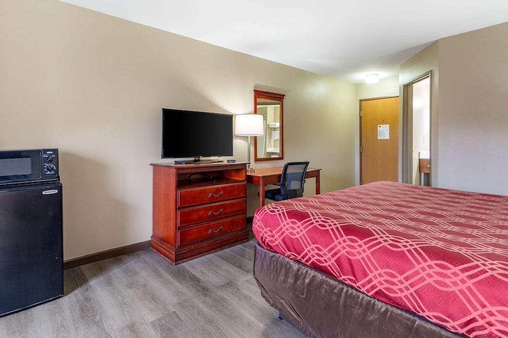 Econo Lodge Inn & Suites Dickson photo 13