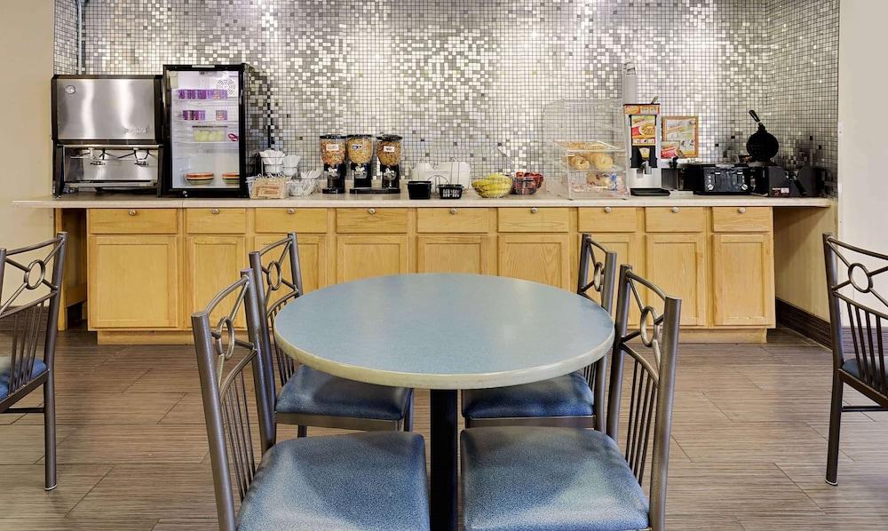 Microtel Inn & Suites by Wyndham Madison East photo 13