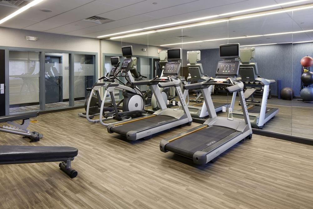 Hampton Inn Newark Airport photo 12