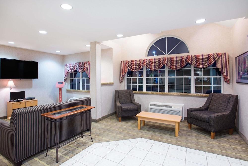 Microtel Inn & Suites by Wyndham Plattsburgh photo 26