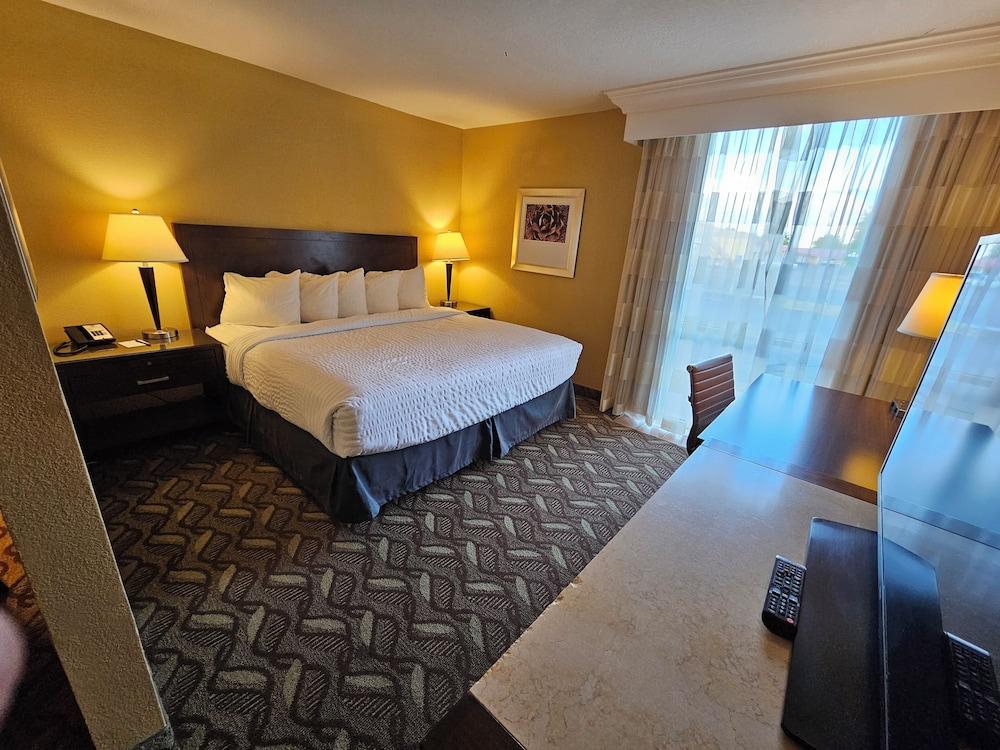Clarion Inn & Suites Roswell photo 9