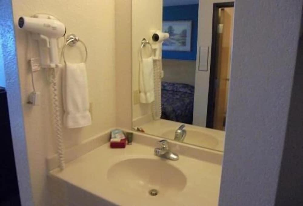 Herington Inn & Suites photo 30