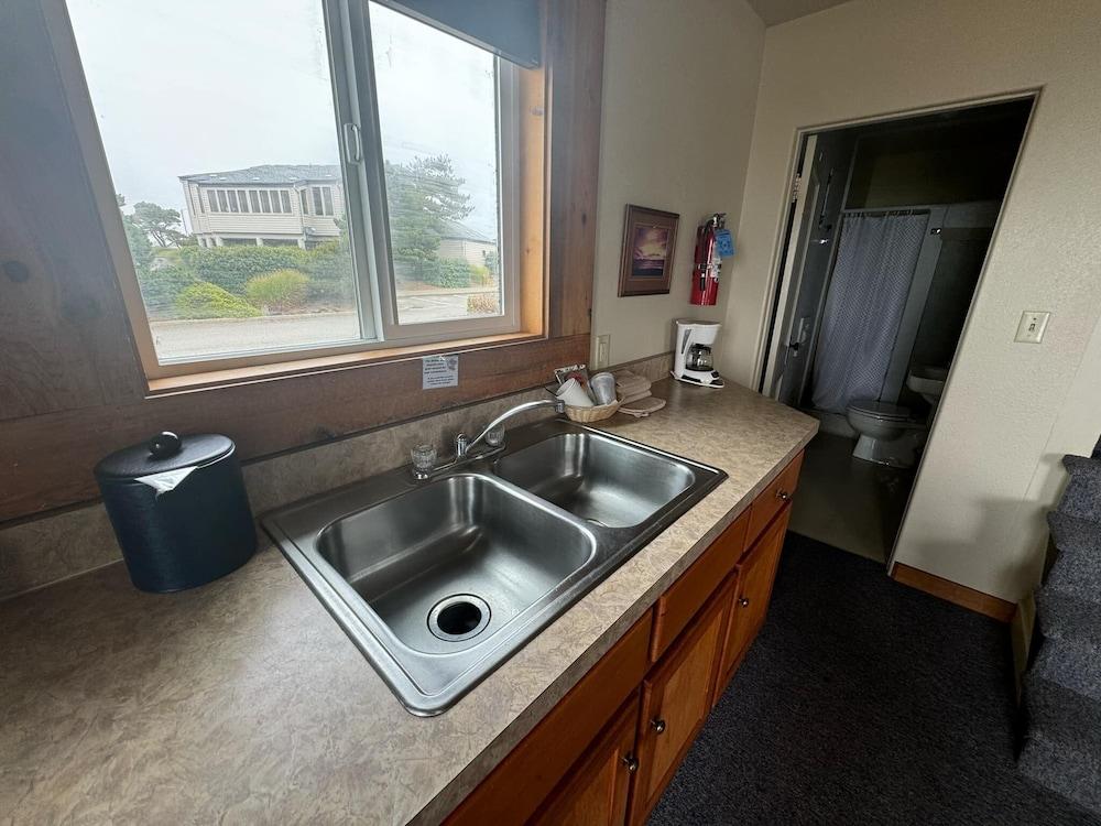 Sunset Oceanfront Lodging photo 56