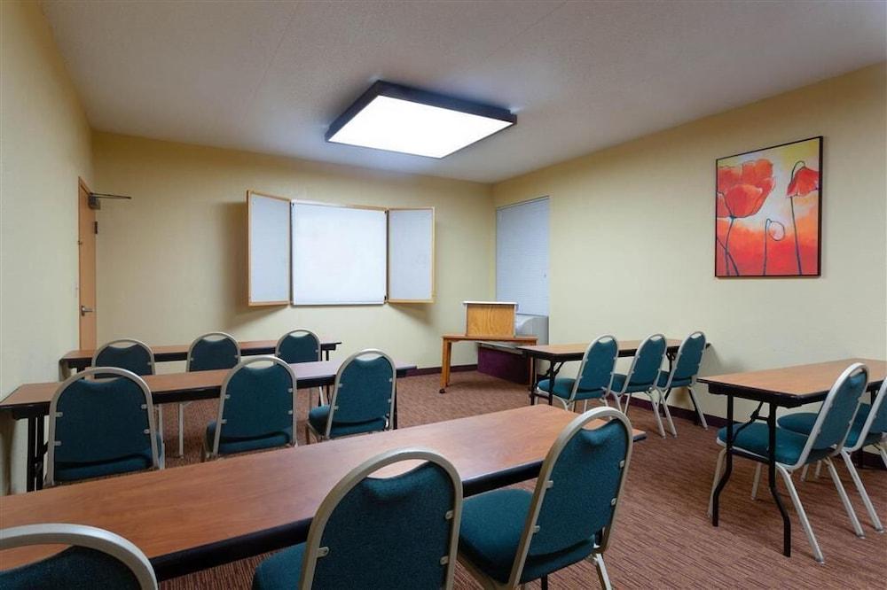CLT Airport Inn & Suites photo 1