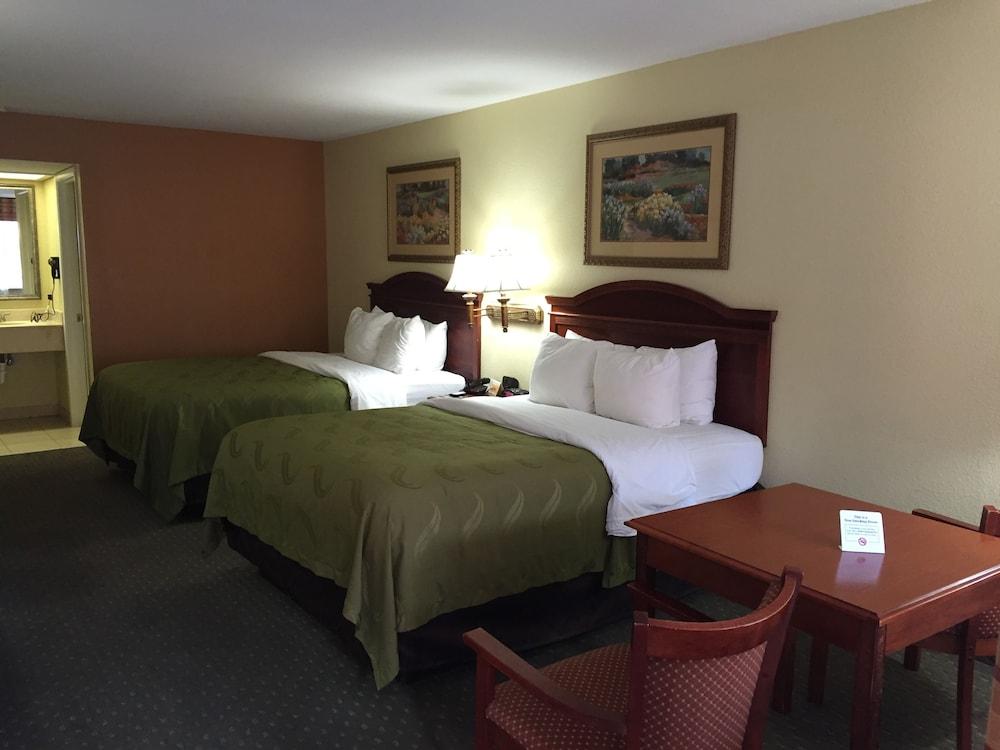 Econo Lodge Inn & Suites Eagle Pass photo 22