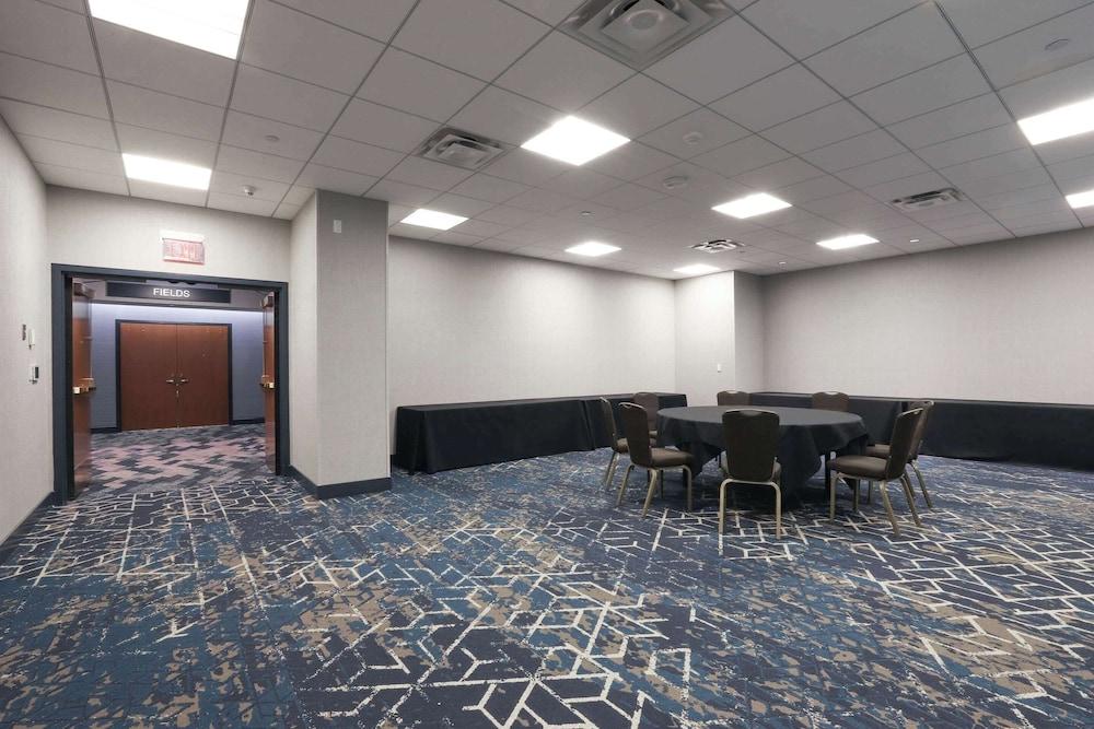 Radisson Plaza Hotel at Kalamazoo Center photo 91