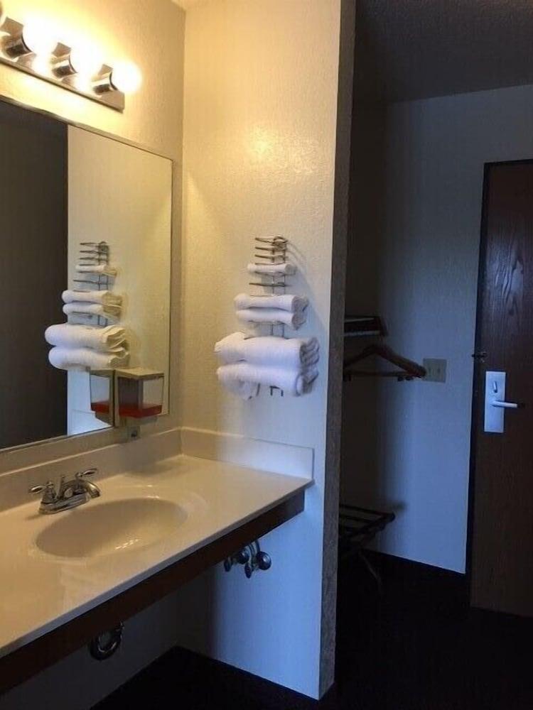 Clarion Hometown Inn photo 20