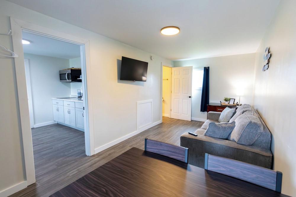 Anchor Bay Inn and Suites photo 32