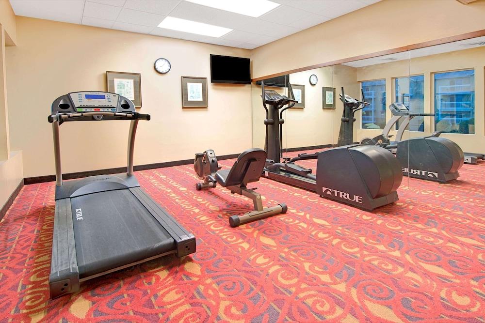 Days Inn and Suites by Wyndham St. Louis/Westport Plaza photo 10