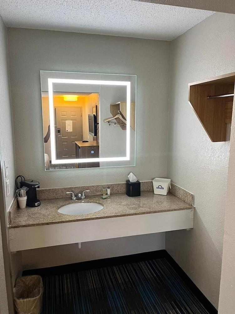 Days Inn & Suites by Wyndham Mobile photo 10
