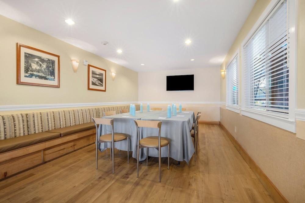 Marin Suites Hotel photo 32