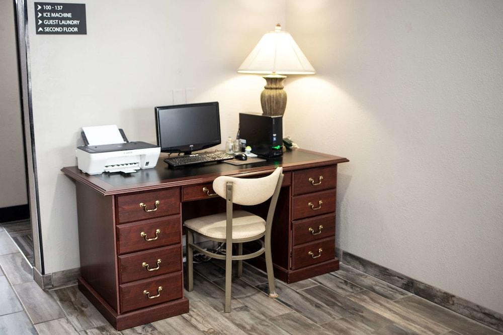 Super 8 by Wyndham Poplar Bluff Missouri photo 2