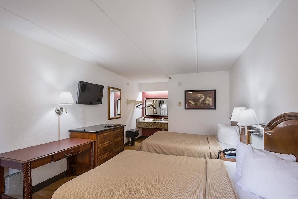 Rodeway Inn Tampa near Busch Gardens - USF photo 16