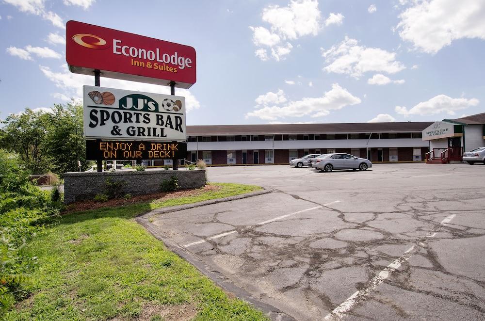 Econo Lodge Inn & Suites photo 28