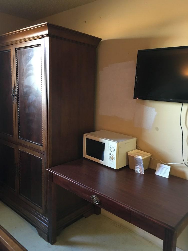 Reddy Inn and Suites photo 19