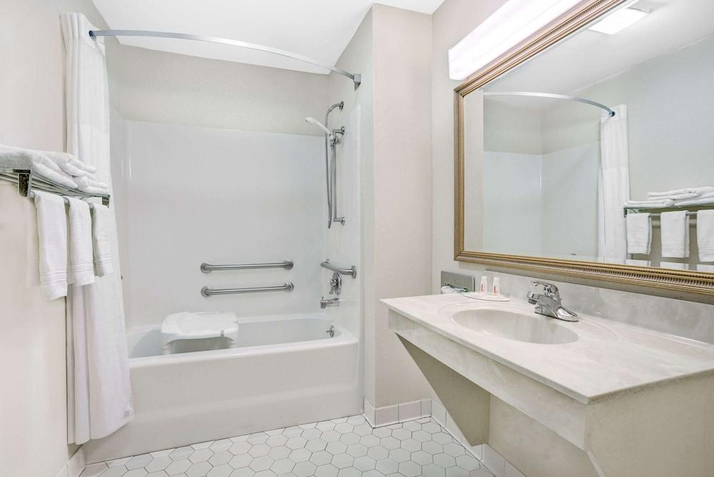 Days Inn by Wyndham Macon I-475 photo 22