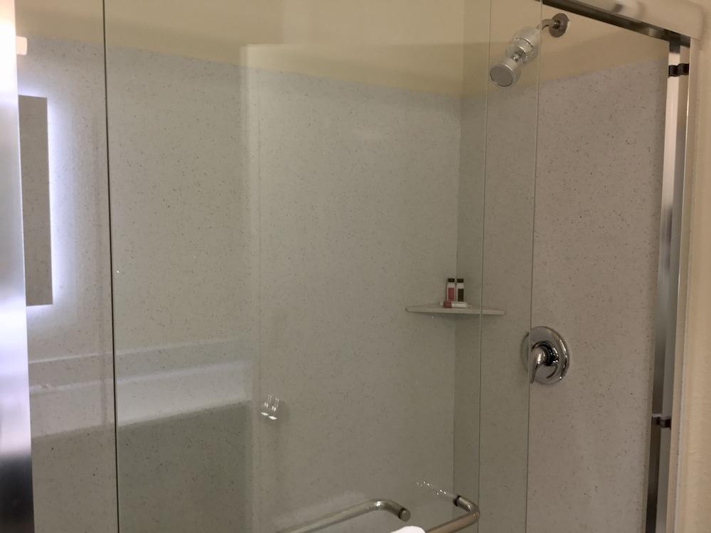 Days Inn by Wyndham Freeport photo 21