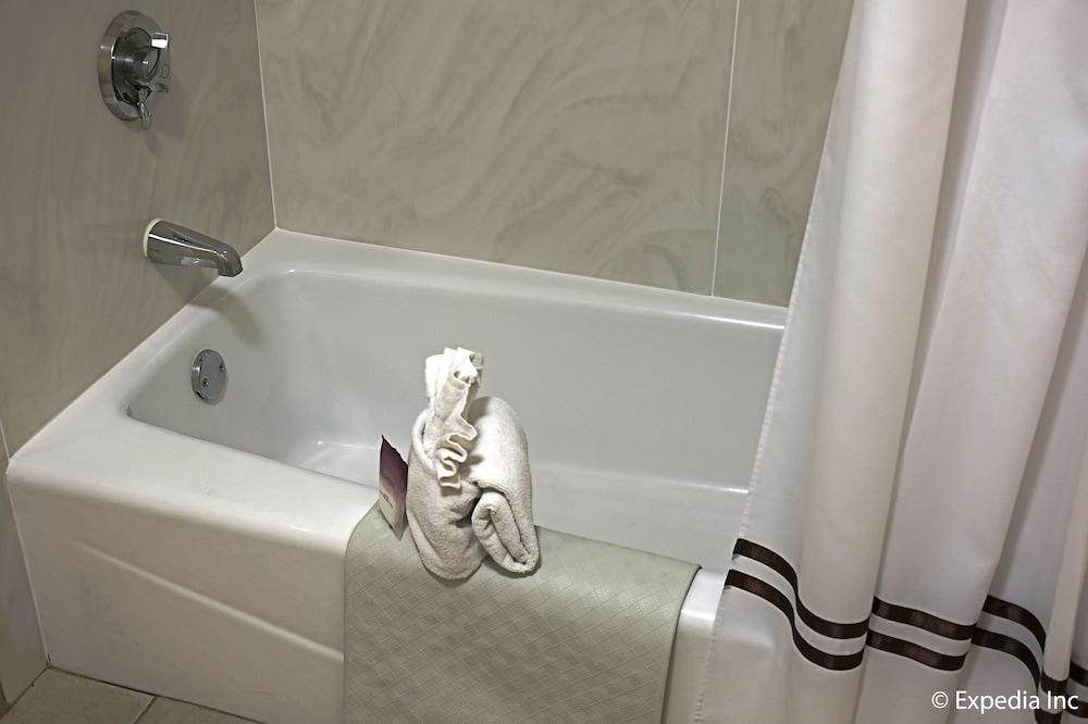 Anaheim Camelot Inn & Suites photo 7