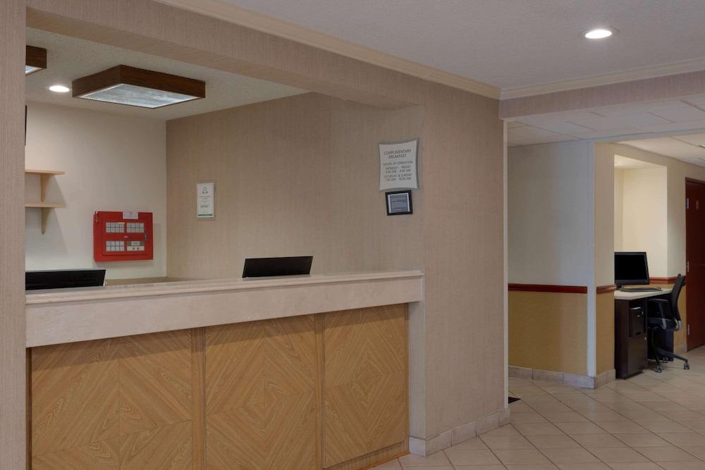 La Quinta Inn & Suites by Wyndham Jacksonville Mandarin photo 2