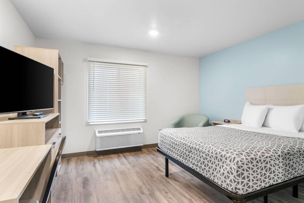 Woodspring Suites Elkhart photo 9