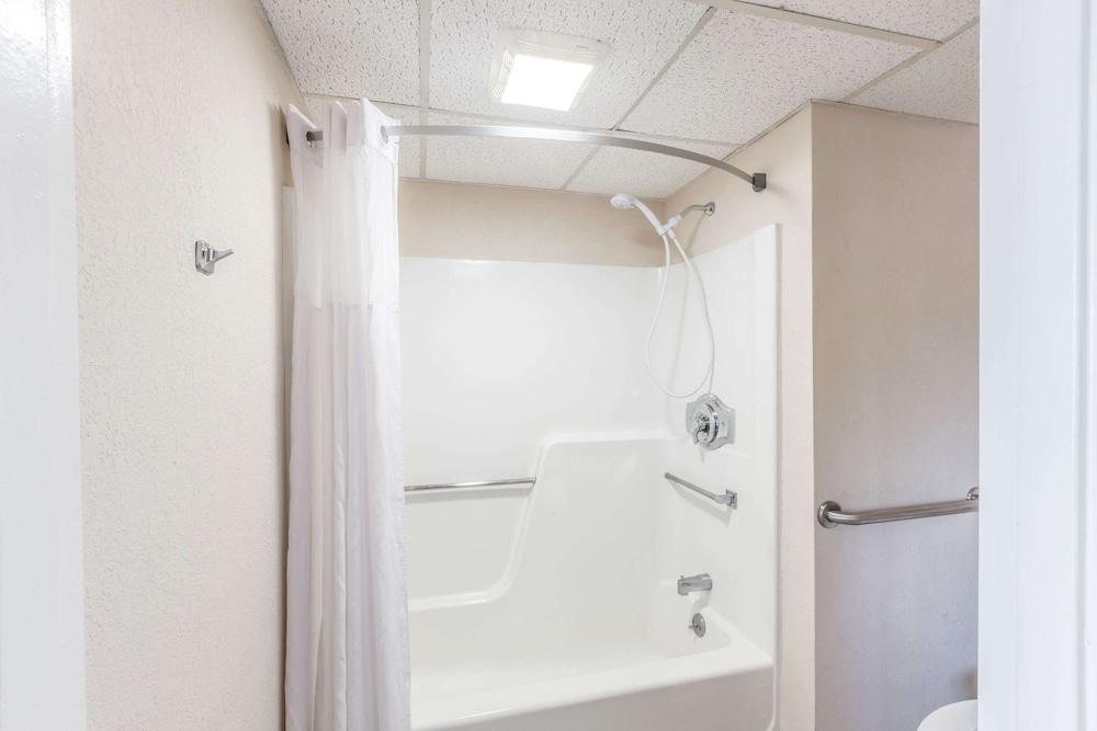 Days Inn by Wyndham Syracuse photo 27