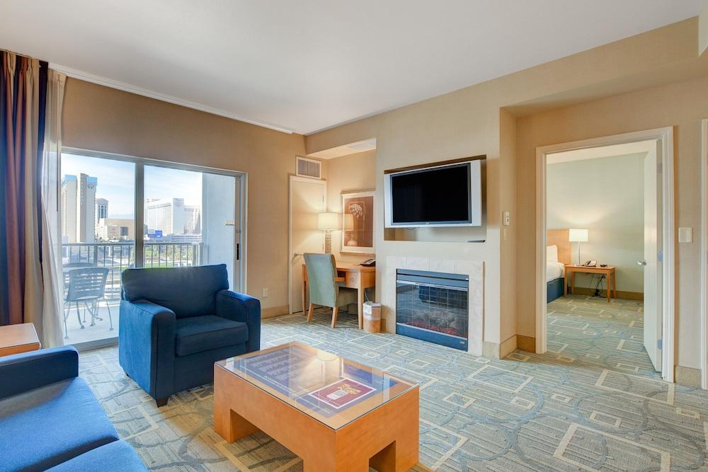Sapphire Skyline Premium Suite photo 28