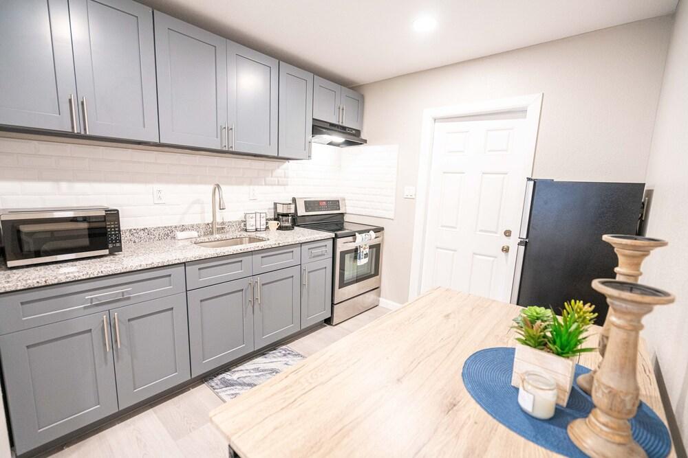 University Serenity Suites 14th photo 18