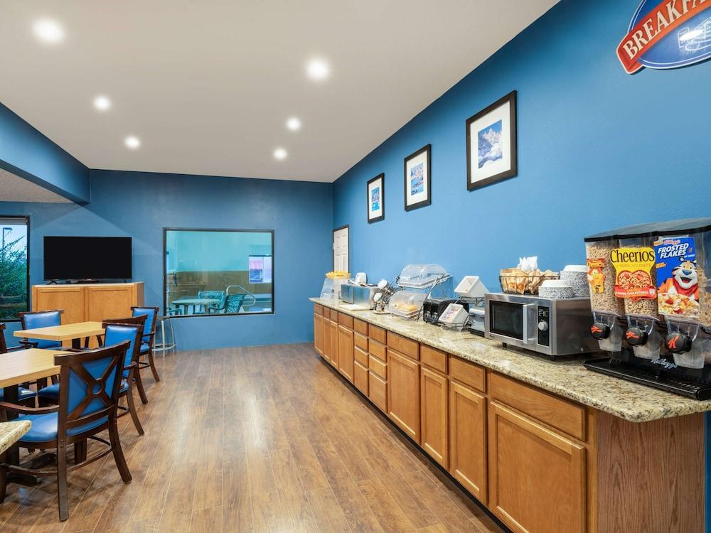 Baymont by Wyndham Limon photo 43