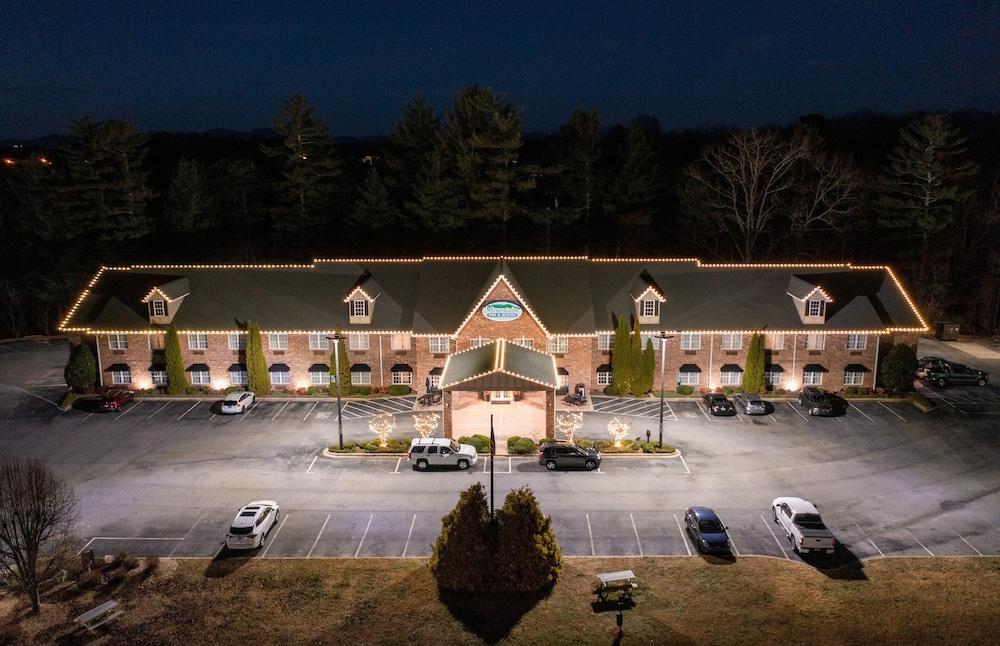 Mountain Inn & Suites photo 31