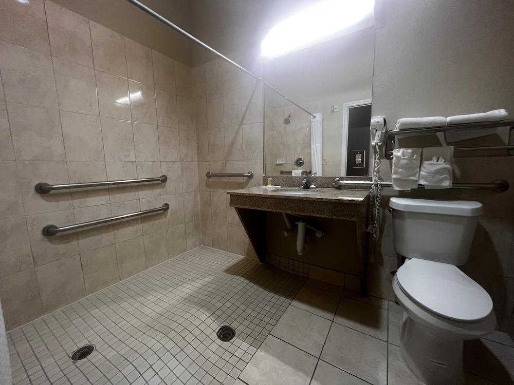 Super 8 by Wyndham IAH West/Greenspoint photo 44