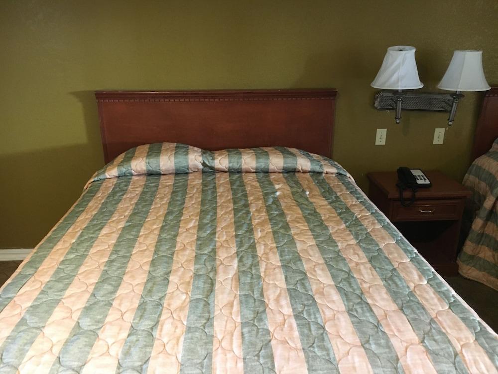 Bellflower Travel Inn photo 17