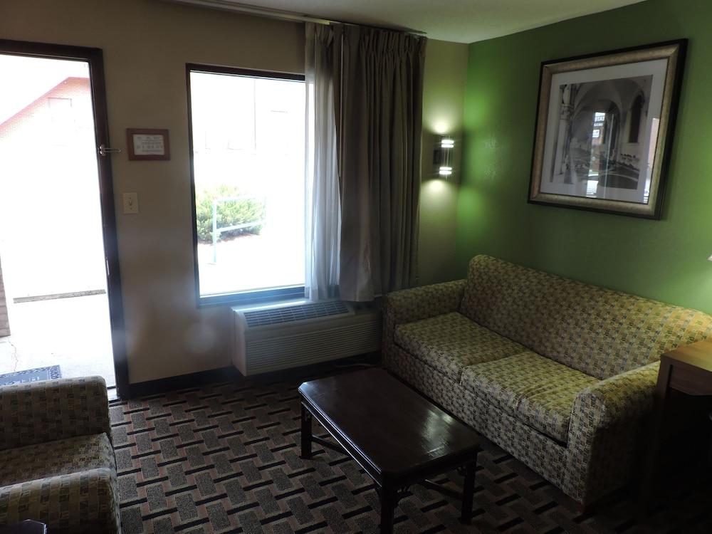 Days Inn by Wyndham Conover-Hickory photo 16