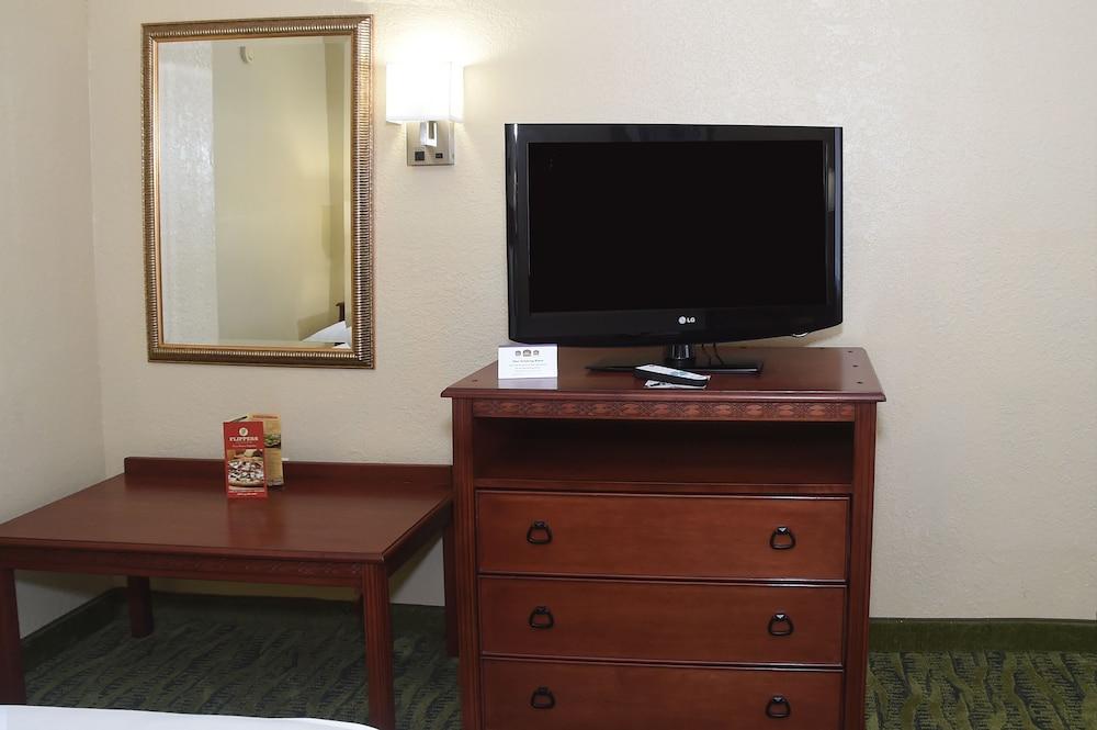Baymont by Wyndham Orlando East photo 16