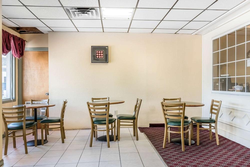 Econo Lodge Reading Airport photo 33