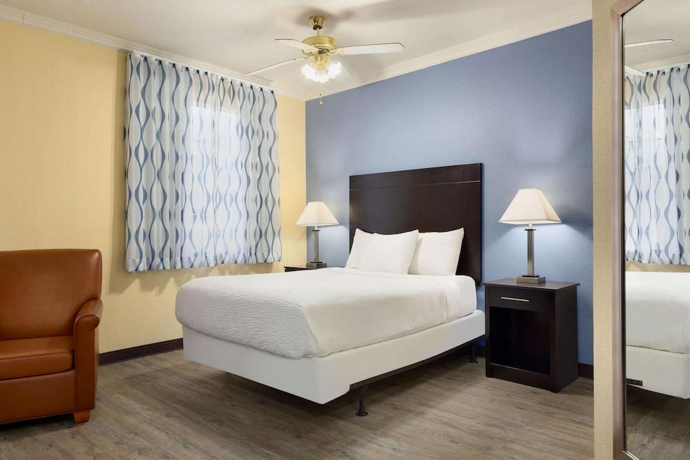 Days Inn & Suites by Wyndham Euless DFW Airport South photo 43