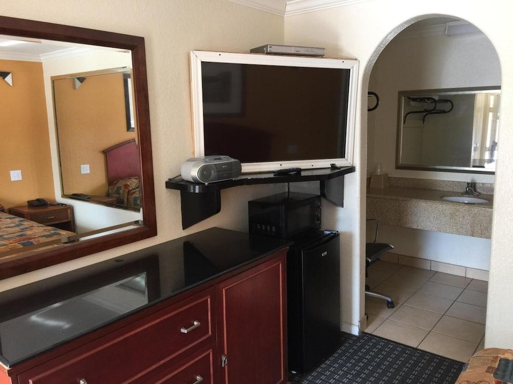 Regency Inn and Suites photo 8