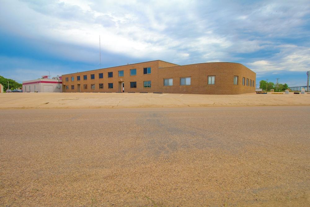 HomeTown Inn by OYO - Liberal, KS photo 17
