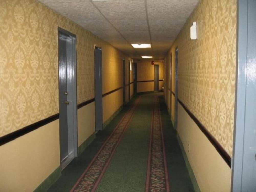 Townhouse Inn & Suites photo 25