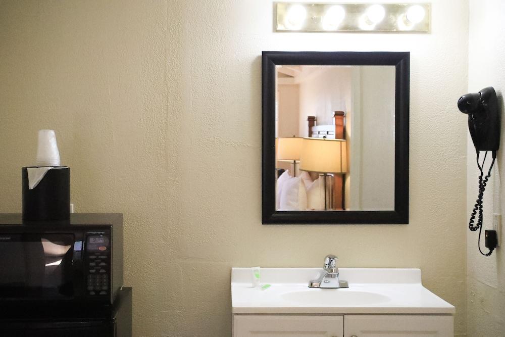 Carmel Resort Inn photo 29