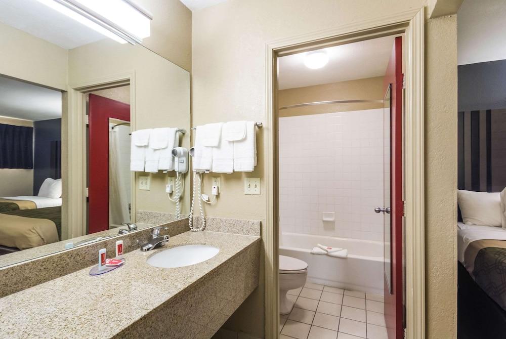 Econolodge Inn & Suites photo 43