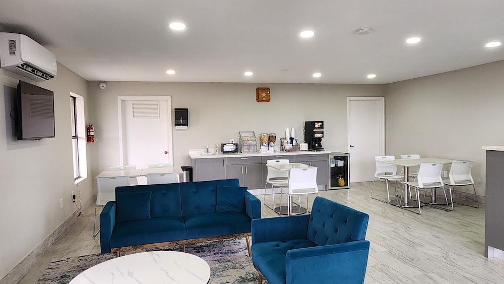 Scottish Inn & Suites photo 11