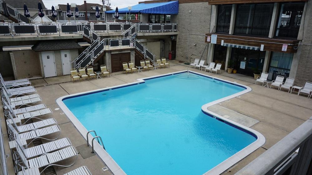 Windjammer Motor Inn photo 11