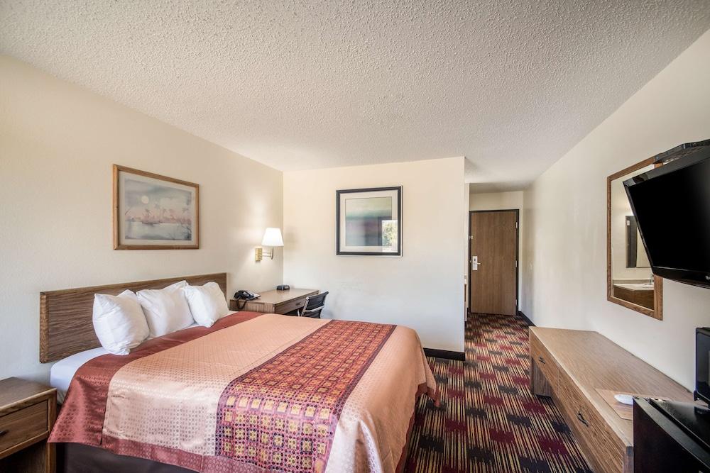 Americas Best Value Inn & Suites Harrisonville photo 10