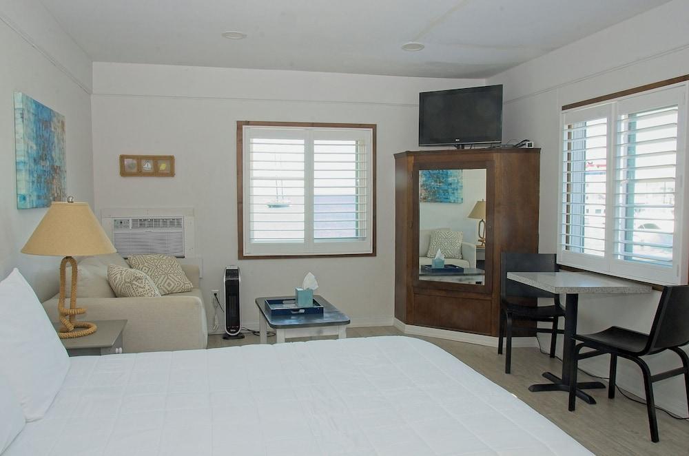 Vineyard Harbor Motel - Private Beach photo 7